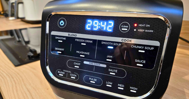 Ninja Foodi Blender and Soup Maker control panel showing smooth soup programme in use