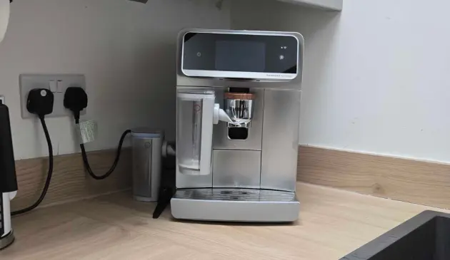 A view of the Philips Café Aromis Series 8000 newly unboxed on a kitchen counter