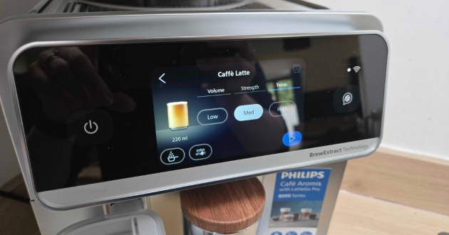 Selecting the caffe latte on the Philips Café Aromis Series 8000