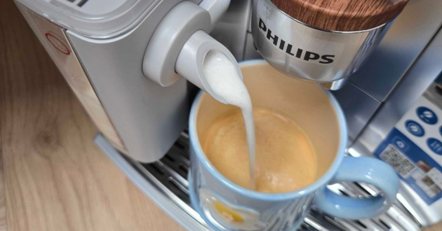 Close up of the milk frothing for a latte with the Philips Café Aromis Series 8000