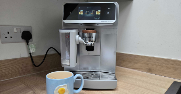 A view of the Philips Café Aromis Series 8000 on a kitchen counter