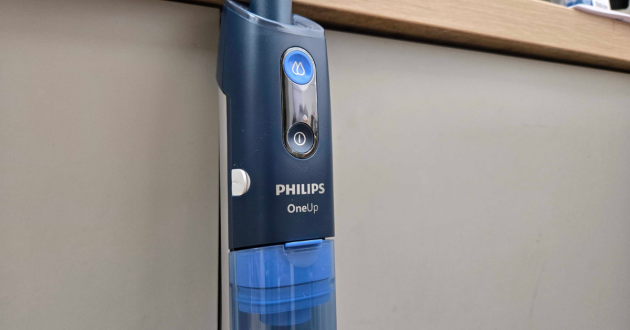 Close up of the main control unit on the Philips OneUp 5000 Series Electric Mop