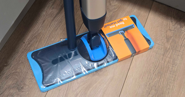 Up close of the mop head of the Philips OneUp 5000 Series Electric Mop