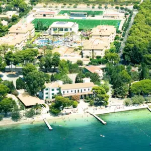 Play Mar & Spa aerial view of hotel and beach