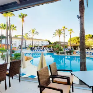 Play Mar & Spa outdoor dining area around pool
