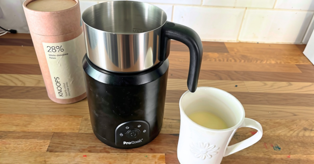 Making white hot chocolate with the ProCook hot chocolate maker