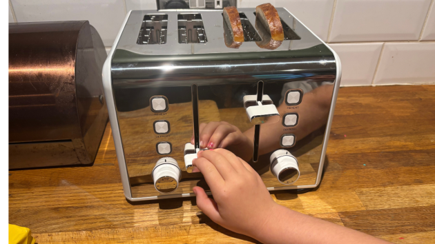 Solid levers on the ProCook 4-slice toaster