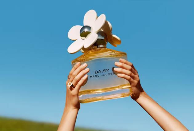A woman's hands holding up Marc Jacobs Daisy Eau de Toilette 100ml