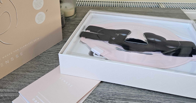 What's inside the SENSSE Professional LED Face Mask packaging