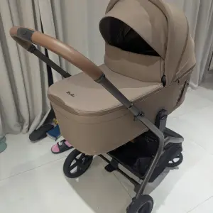 Silver Cross Breez with carrycot attached