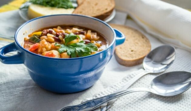 Bean stew prepared in slow cooker