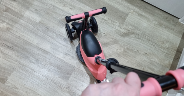 Parent handle on smarTrike Xtend Ride-On Plus scooter