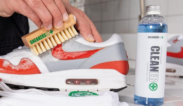 Cleaning trainers with Sneakers ER