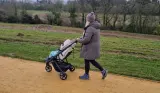 Mum pushing child in Thule Spring 2 stroller