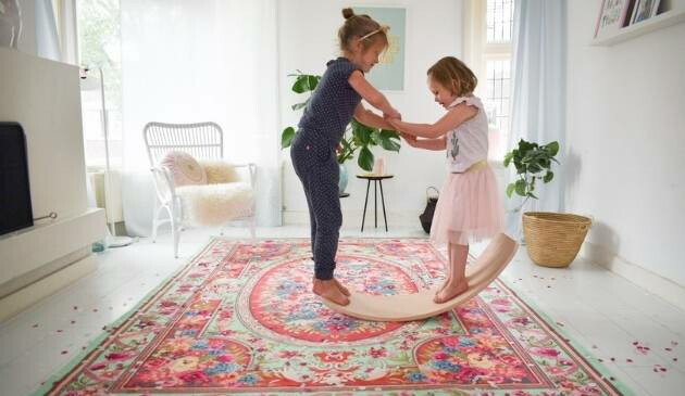 two children on wobbel board starter